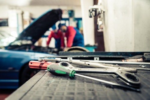 Auton korjaamiseen käytettäviä työkaluja