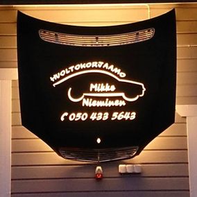 Huoltokorjaamo Mikko Nieminen Oy:n auton konepellistä tehty lamppu